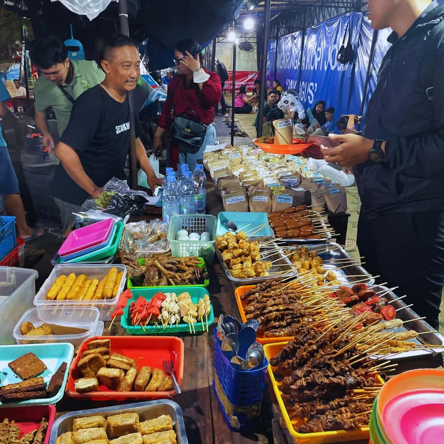 Yogyakarta: Night Walking & Street Food Tour - Practical tips so you don’t waste the first 10 minutes