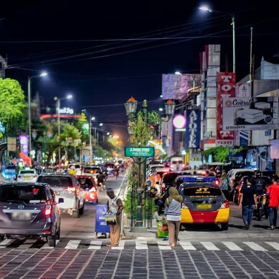 Yogyakarta: Night Walking & Street Food Tour - Why Malioboro at night is the best kind of Yogyakarta plan
