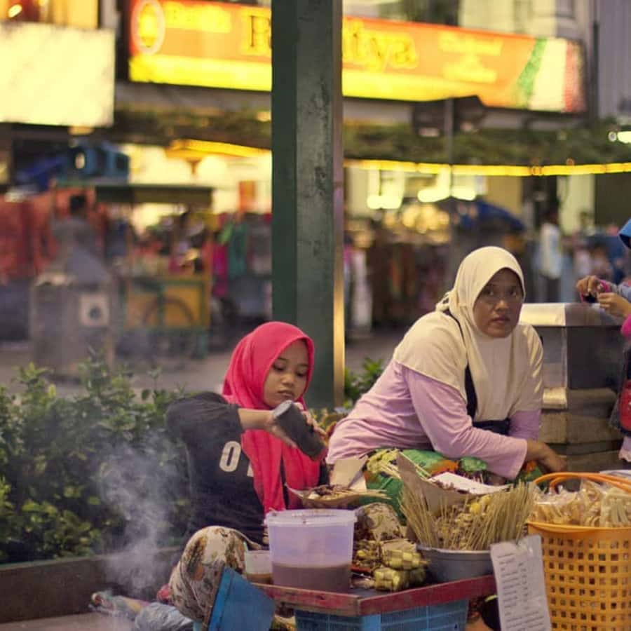 Yogyakarta: Night Walking & Street Food Tour - How the timing usually feels in 150 minutes (or close to 3 hours)