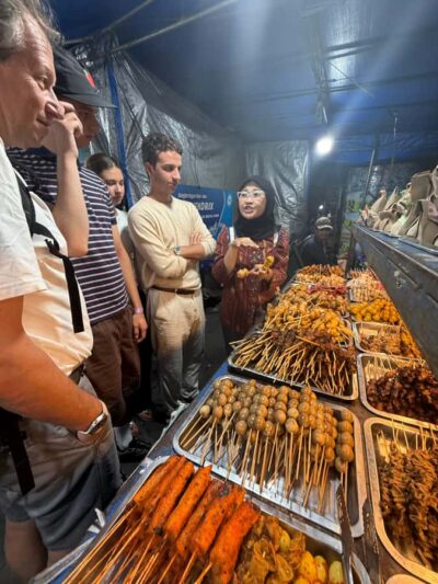 Yogyakarta: Nighttime Walk and Food Tour - Starting at Tugu: Getting Oriented Before You Eat