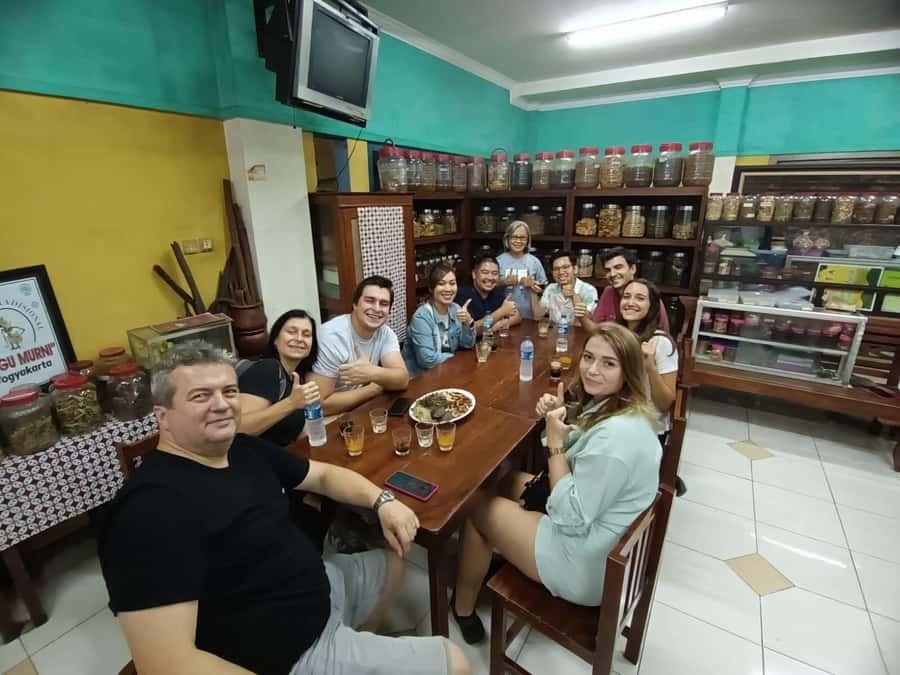 Yogyakarta: Nighttime Walk and Food Tour - Titik Nol Kilometer: Snacking With a Sense of Place