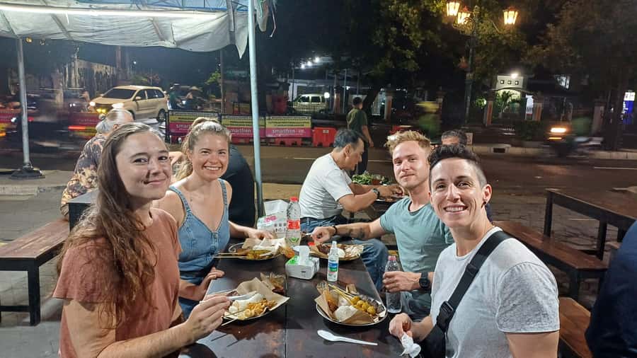 Yogyakarta: Nighttime Walk and Food Tour - Plengkung Wijilan Tastings: Where Yogyakarta Flavors Concentrate