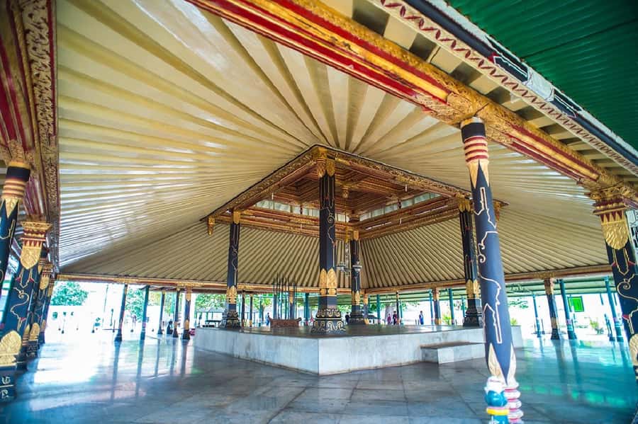Yogyakarta: Palace, Water Castle, and Prambanan Temple Tour - Kraton (Yogyakarta Royal Palace): Javanese Royal Life, Explained on Foot