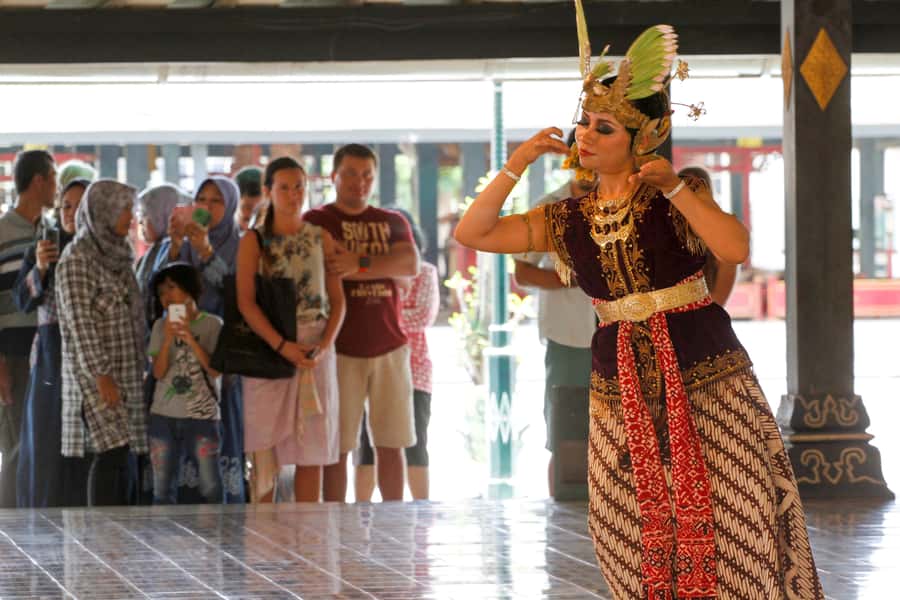 Yogyakarta: Palace, Water Castle & UNESCO Temple Guided Tour - Sultan’s Palace: 17th-Century Power and Present-Day Traditions
