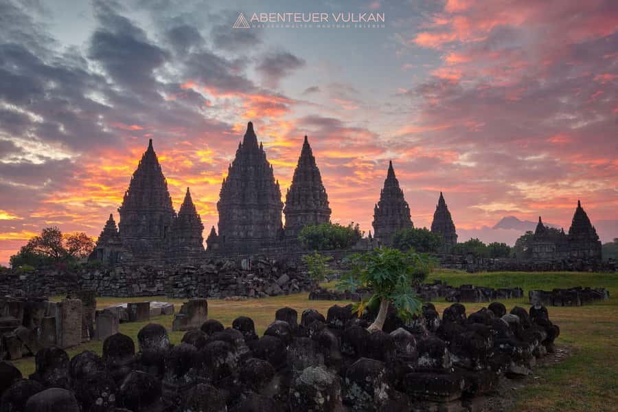 yogyakarta : prambanan temple sunset and ramayana ballet - Arriving at Prambanan: the welcome, then the story