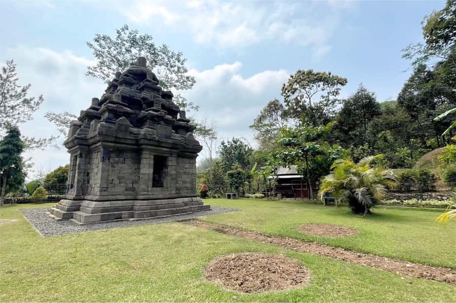 Yogyakarta: Selogriyo Temple, Rice Terraces & Waterfall Tour - Rice terraces trekking: what you learn when you walk with farmers