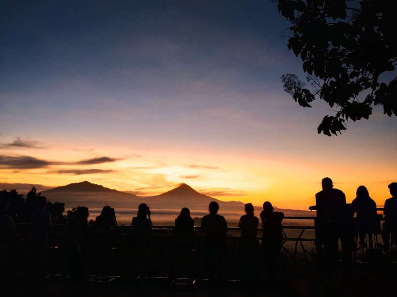 Yogyakarta: Setumbu Sunrise Borobudur Climb-up and Prambanan - Key takeaways before you go