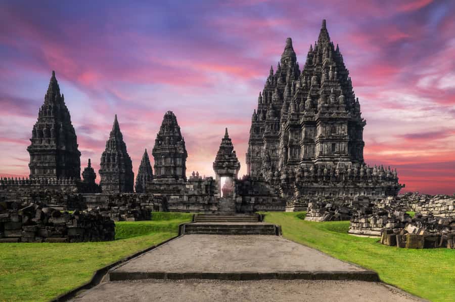 Yogyakarta: Setumbu Sunrise, Borobudur & Prambanan Day Tour - Lunch and the 1.5–2 hour transfer to Prambanan