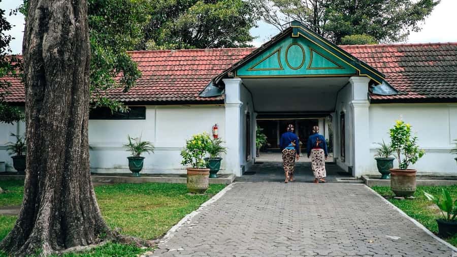 Yogyakarta: Sultan Palace, Water Castle & Mount Merapi Tour - Private Guides and an English-Speaking Driver: How the Day Stays Smooth