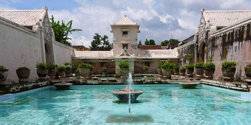 Yogyakarta: Sultan's Palace and Water Castle Walking Tour - Key Things You’ll Notice on This Walk