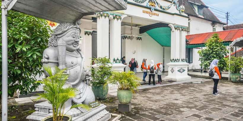 Yogyakarta: Sultan's Palace and Water Castle Walking Tour - Kraton to Taman Sari: What Makes This Tour Work