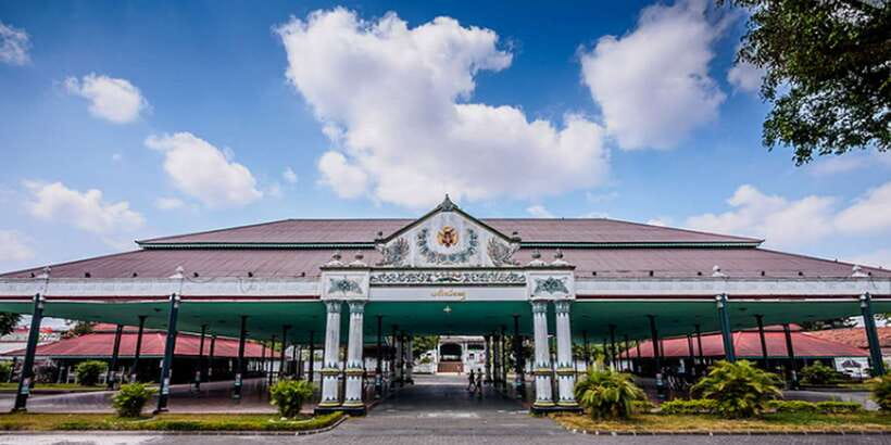 Yogyakarta: Sultan's Palace and Water Castle Walking Tour - Inside the Sultan’s Palace: Courtyards, Halls, and the Royal Heritage Exhibition