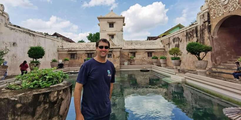 Yogyakarta: Sultan's Palace and Water Castle Walking Tour - Taman Sari Water Castle: Pools, Pavilions, Gardens, and Hidden Structure
