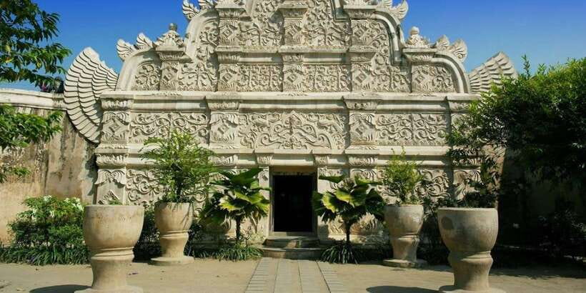 Yogyakarta: Sultan's Palace and Water Castle Walking Tour - The Real Star: How the English Guide Turns Architecture Into Meaning