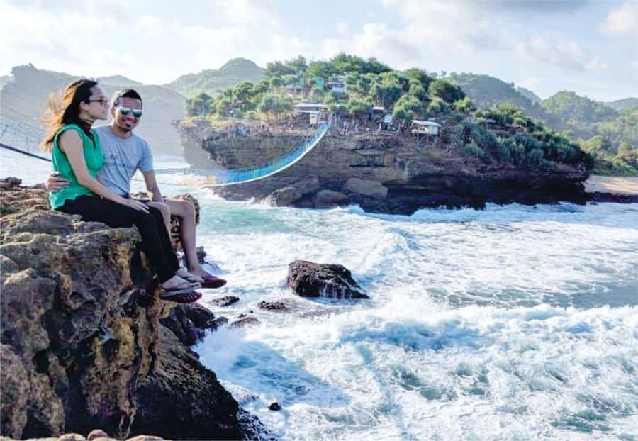 Yogyakarta: Timang Beach Private Trip with Cable Car Ride - Arrival at Timang Beach: Cliffs, Waves, and Choosing Your Sea-Crossing Style