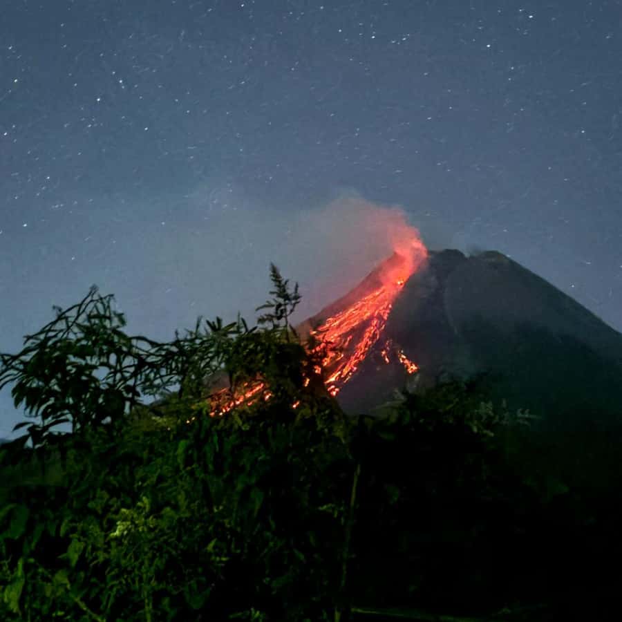 Yogyakarta Volcano: Merapi Volcano on Hilltop (Lava Viewing) - Turgo Hill and Merapi at night: the simple reason it works