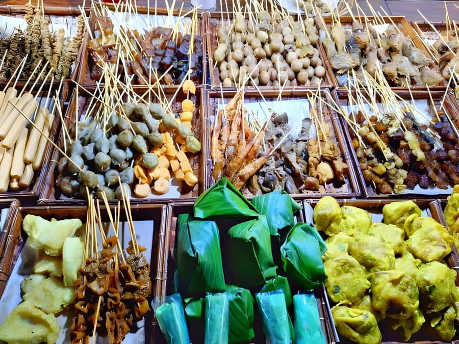 Yogyakarta walking tour: Gourmet Stroll & Nightly Highlights - Malioboro at night: snacks, walking, and browsing time