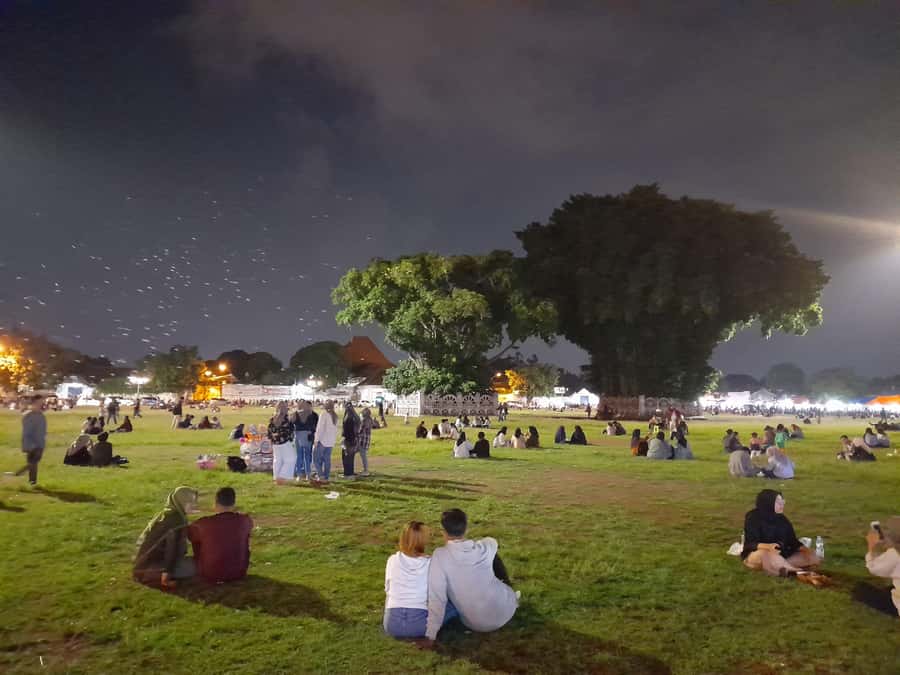Yogyakarta walking tour: Gourmet Stroll & Nightly Highlights - Tugu Monument kickoff: your landmark compass for the night