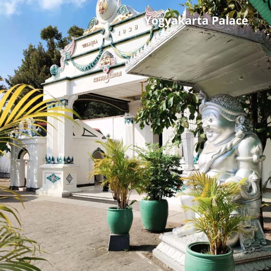 Yogyakarta: Yogyakarta Palace & Water Castle Guided Tour - Meeting the Kraton: The Start Point and Why It Matters